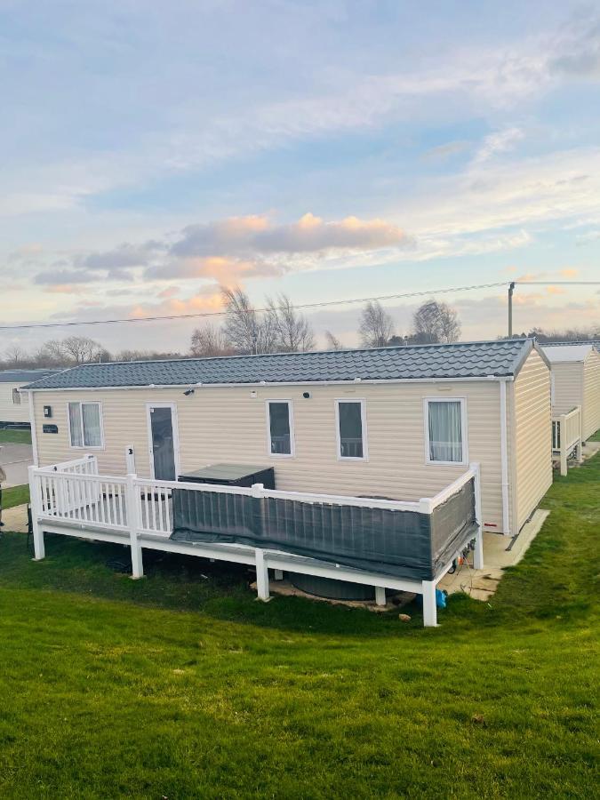 The Sunflower Luxury Caravan At Tattersall Lakes Otel Tattershall Dış mekan fotoğraf