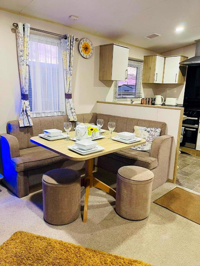 The Sunflower Luxury Caravan At Tattersall Lakes Otel Tattershall Dış mekan fotoğraf